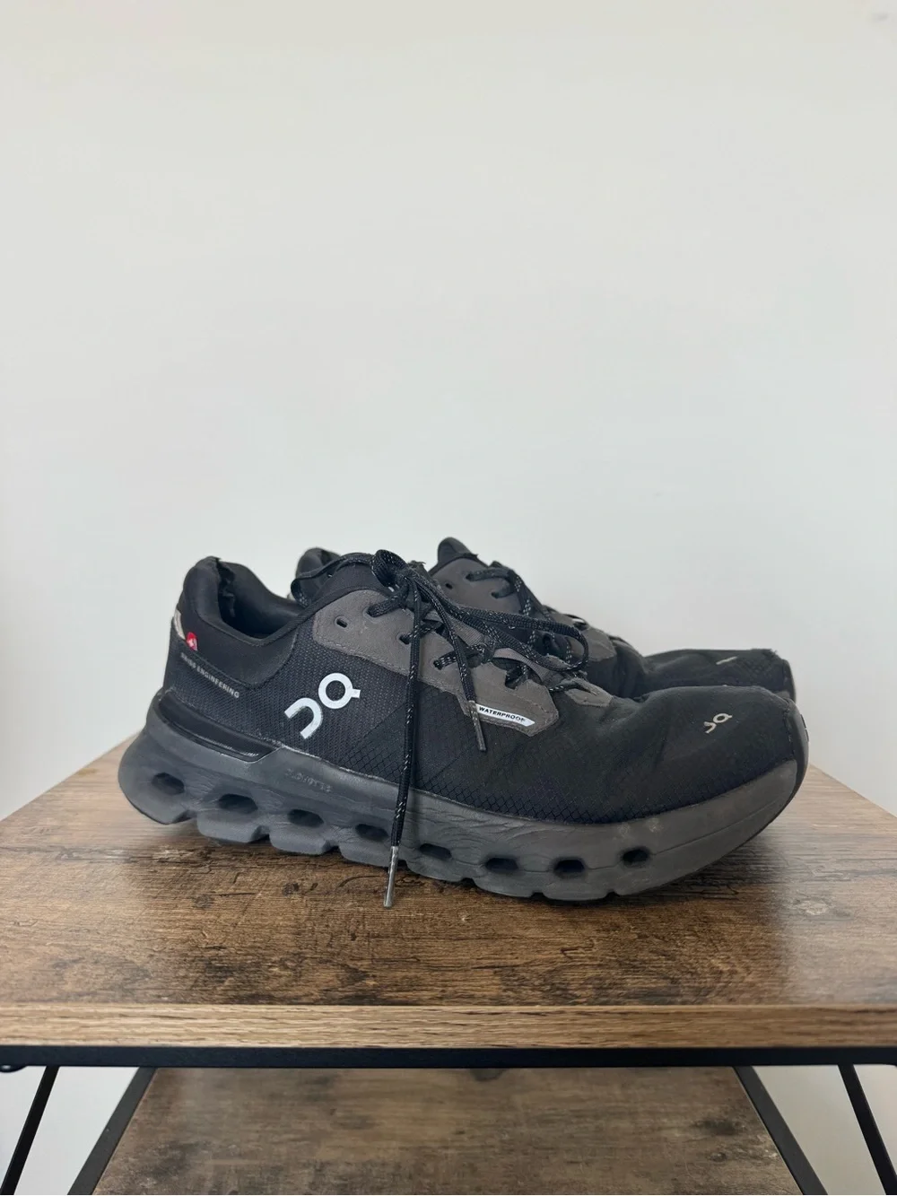On Cloud Womens Black Cloudrunner 2 Waterproof Sneakers CloudTec Cushioning Sz 9